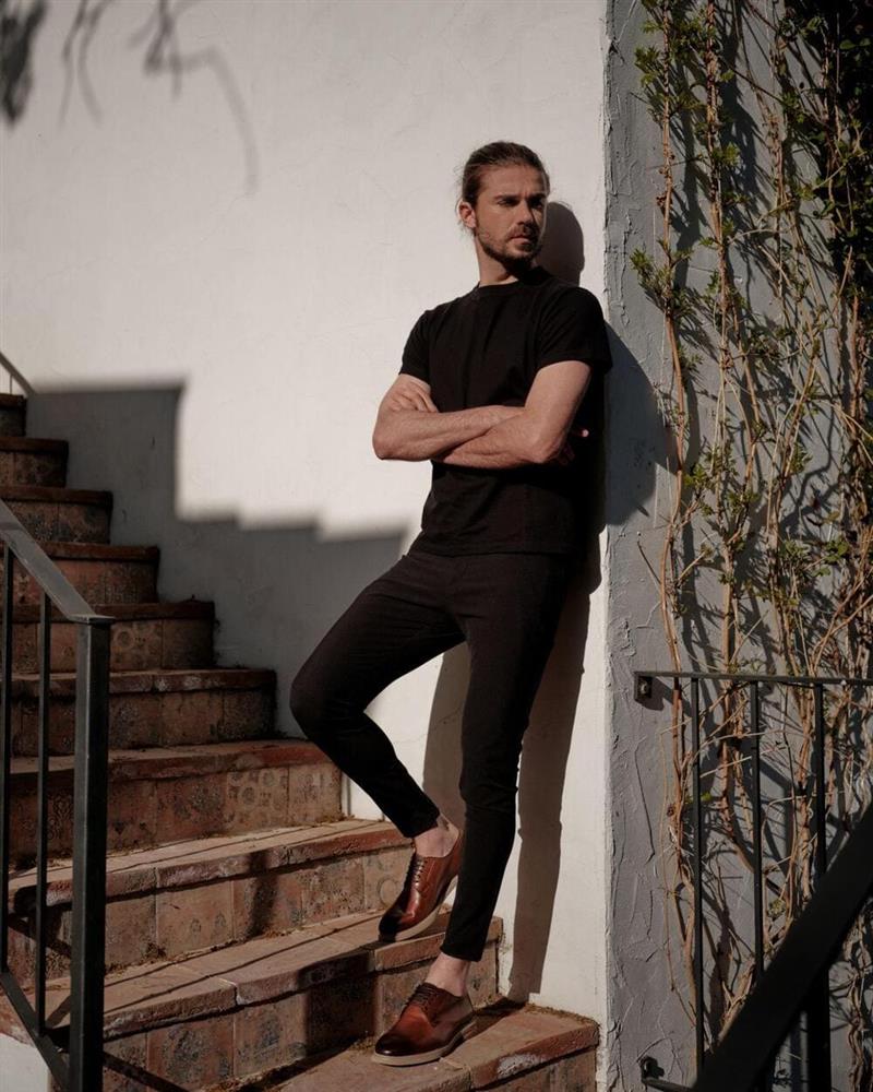 barbat imbracat in negru cu pantofi maro